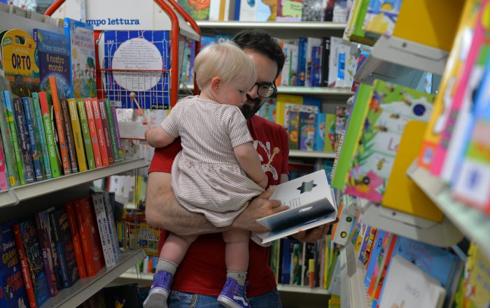 Papà e figlia in libreria Vettori
