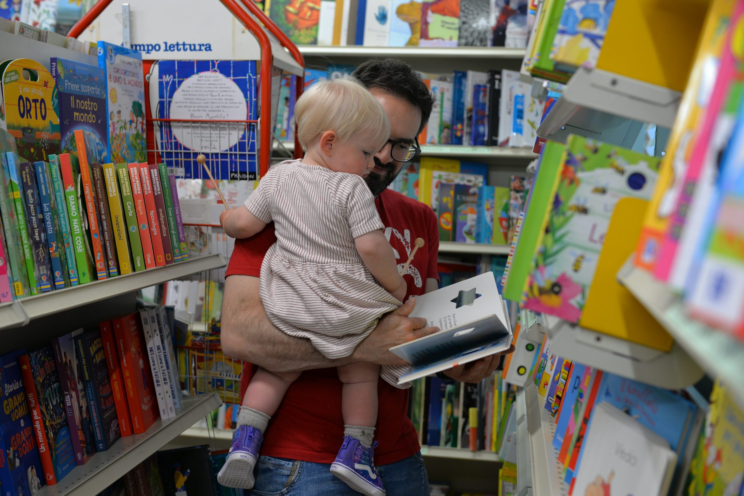 Papà e figlia in libreria Vettori